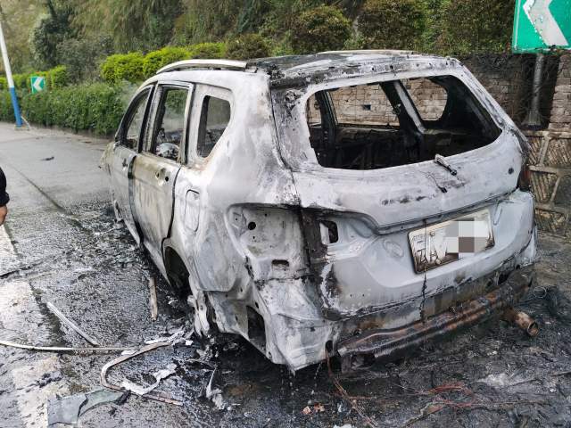 驚險(xiǎn)！云南一司機(jī)開車聞到燒焦味，下車后車輛燃起熊熊大火…