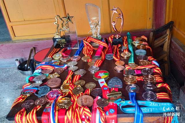 劉榮勝獲得獎(jiǎng)杯、獎(jiǎng)牌（部分） (2)(12811924)-20220207215120.jpg