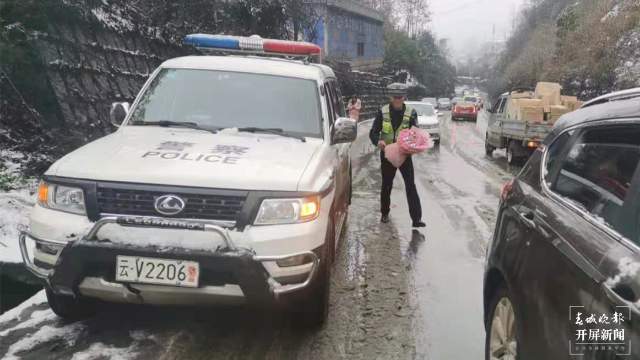 鎮(zhèn)雄一警員正忙著鏟雪保通，一陌生女孩突然送來一束鮮花1_副本.jpg