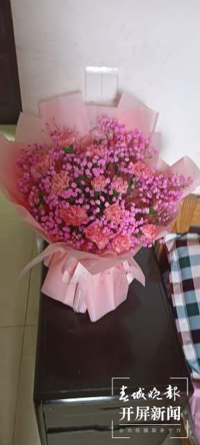 鎮(zhèn)雄一警員正忙著鏟雪保通，一陌生女孩突然送來一束鮮花 (1).jpg