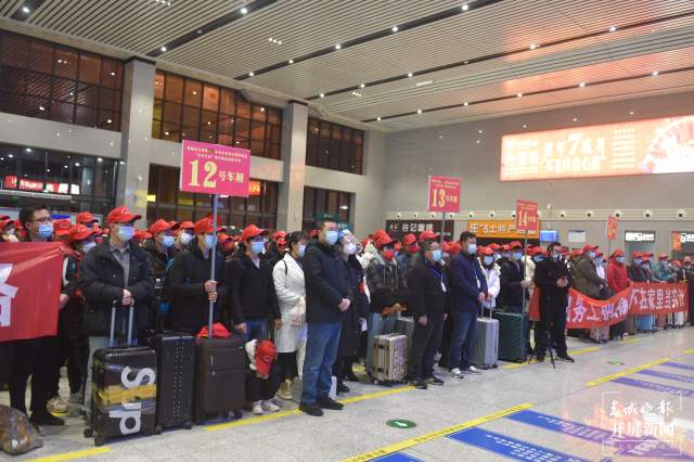 勞務(wù)輸出！鎮(zhèn)雄首批2400余人乘專車專列到省外務(wù)工掙錢 申時勛 通訊員 胡瓊 鄧琳 毛君勝 安輝張波 萬祖東 碎金 攝