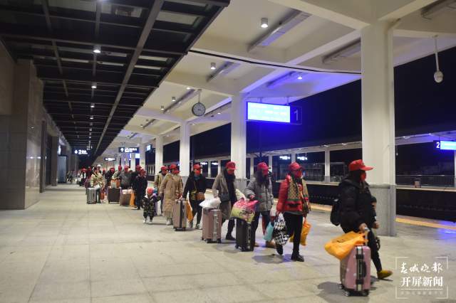 勞務(wù)輸出！鎮(zhèn)雄首批2400余人乘專車專列到省外務(wù)工掙錢 申時勛 通訊員 胡瓊 鄧琳 毛君勝 安輝張波 萬祖東 碎金 攝
