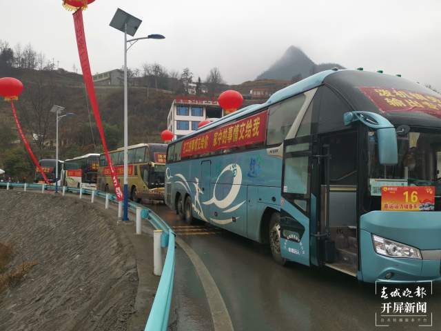 勞務(wù)輸出！鎮(zhèn)雄首批2400余人乘專車專列到省外務(wù)工掙錢 申時勛 通訊員 胡瓊 鄧琳 毛君勝 安輝張波 萬祖東 碎金 攝