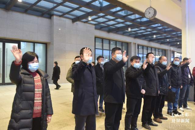 勞務(wù)輸出！鎮(zhèn)雄首批2400余人乘專車專列到省外務(wù)工掙錢 申時勛 通訊員 胡瓊 鄧琳 毛君勝 安輝張波 萬祖東 碎金 攝