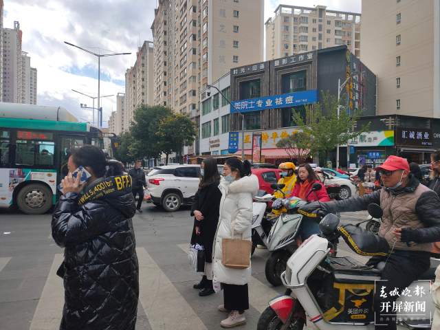 居民怕、司機(jī)愁！昆明這一路口缺少紅綠燈，行人車輛混行險(xiǎn)象叢生（開屏新聞?dòng)浾咦髮W(xué)佳）