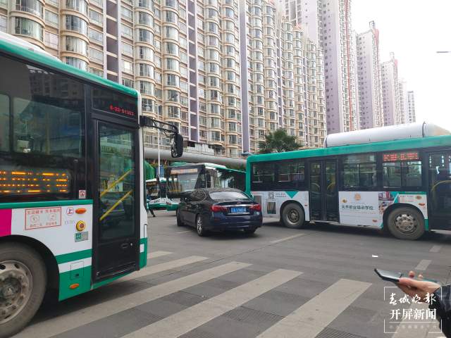 居民怕、司機(jī)愁！昆明這一路口缺少紅綠燈，行人車輛混行險(xiǎn)象叢生（開屏新聞?dòng)浾咦髮W(xué)佳）