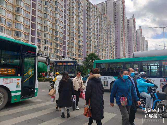 居民怕、司機(jī)愁！昆明這一路口缺少紅綠燈，行人車輛混行險(xiǎn)象叢生（開屏新聞?dòng)浾咦髮W(xué)佳）