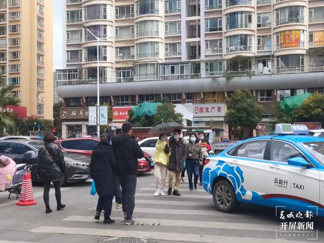 居民怕、司機(jī)愁！昆明這一路口缺少紅綠燈，行人車輛混行險(xiǎn)象叢生（開屏新聞?dòng)浾咦髮W(xué)佳）