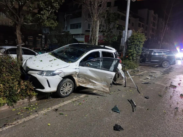 轉(zhuǎn)彎讓直行？都因為未減速觀察 兩車同責(zé)（警方供圖）