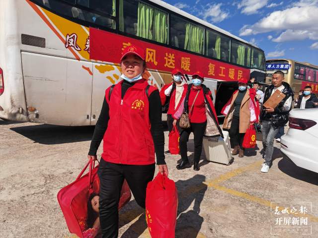 云南曲靖麒麟?yún)^(qū)1000余名農(nóng)村勞動力出省務(wù)工 (5).jpg