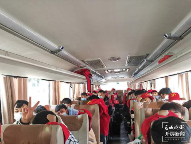 云南曲靖麒麟?yún)^(qū)1000余名農(nóng)村勞動力出省務(wù)工 (6).jpg