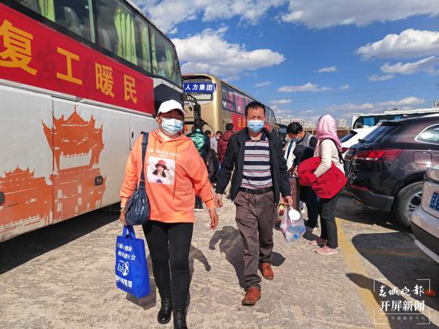 云南曲靖麒麟?yún)^(qū)1000余名農(nóng)村勞動力出省務(wù)工 (7).jpg