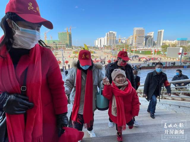 帶上家鄉(xiāng)特產(chǎn)！昆明457名外出務(wù)工人員搭乘專列返崗