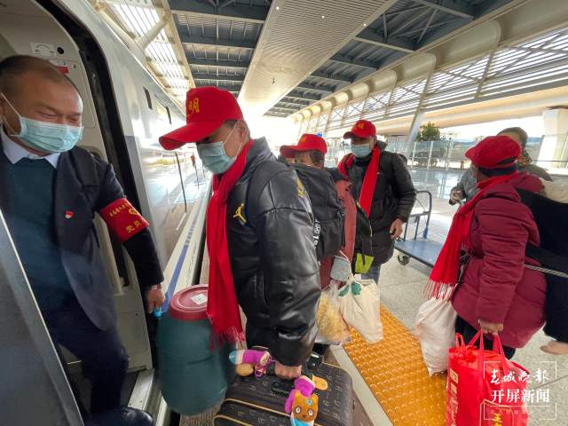 帶上家鄉(xiāng)特產(chǎn)！昆明457名外出務(wù)工人員搭乘專列返崗