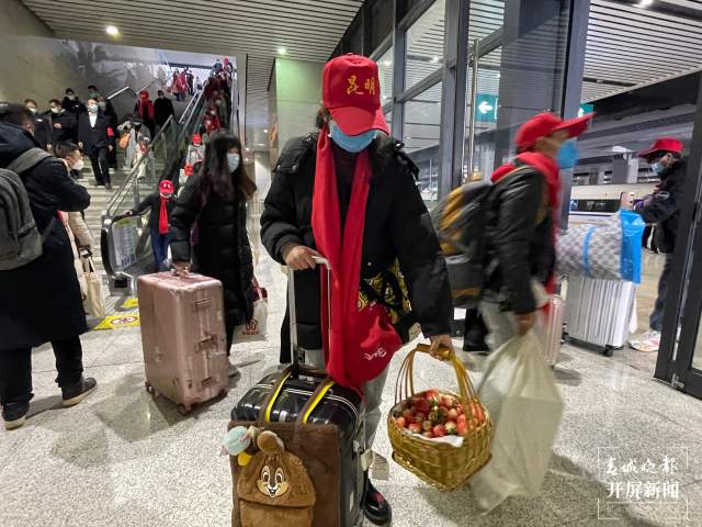 帶上家鄉(xiāng)特產(chǎn)！昆明457名外出務(wù)工人員搭乘專列返崗