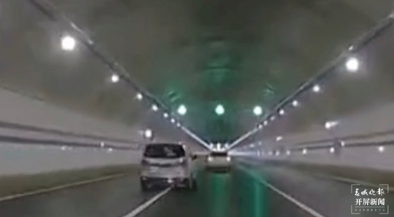 男子新昆楚高速隧道內(nèi)“見縫插針”實(shí)線變道撞兩車！ 警方供圖