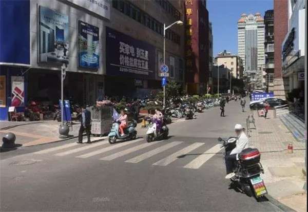 昆明主城這條街單行調(diào)整為復行，怎么走看過來！