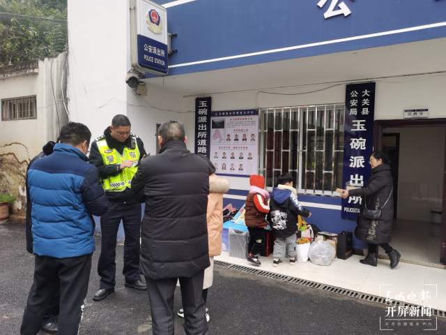 急！一家老小六口被困冰雪路上，昭通交警趕來…… 申時勛 通訊員 周元順 宋星坤 攝