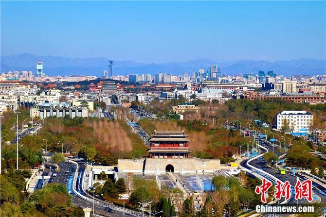 2021年11月，北京陽(yáng)光明媚，中軸線一帶秋色迷人。北京中軸線北起鐘鼓樓，向南經(jīng)過(guò)萬(wàn)寧橋、景山、故宮、天安門廣場(chǎng)、正陽(yáng)門，至永定門，貫穿北京老城南北，全長(zhǎng)約7.8公里。<a target='_blank' href='/'><p align=