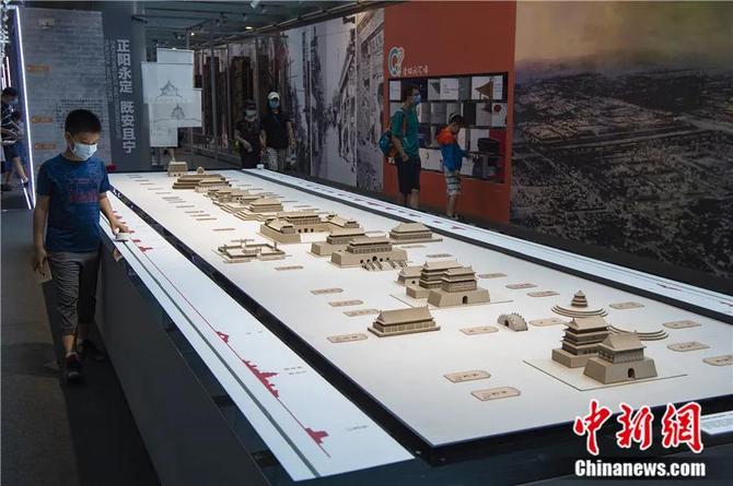 2020年8月，少年兒童在北京首都博物館參觀“讀城——探秘北京中軸線”展覽，了解北京城歷史知識(shí)。<a target='_blank' href='/'><p align=