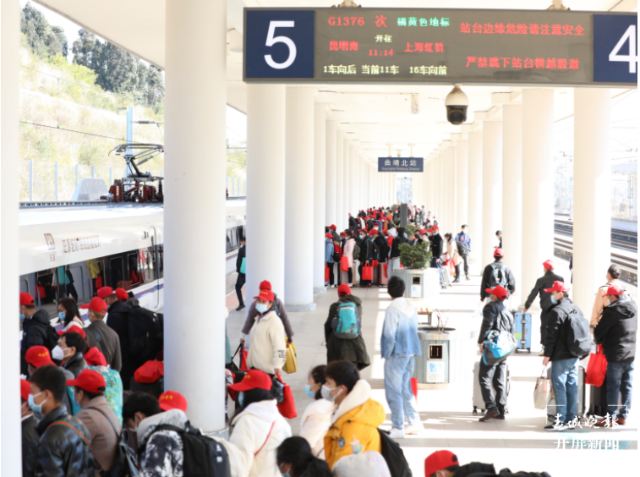 云南曲靖800多名務(wù)工人員乘“務(wù)工專列”外出就業(yè)(開(kāi)屏新聞?dòng)浾邔O江葒)