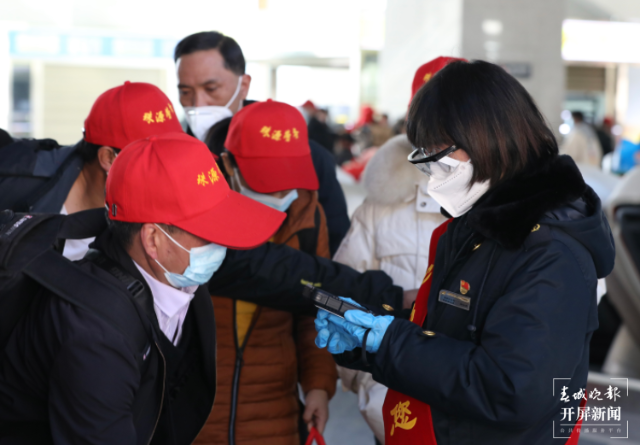 云南曲靖800多名務(wù)工人員乘“務(wù)工專列”外出就業(yè)(開(kāi)屏新聞?dòng)浾邔O江葒)