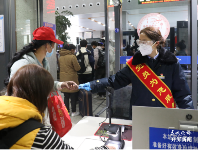 云南曲靖800多名務(wù)工人員乘“務(wù)工專列”外出就業(yè)(開(kāi)屏新聞?dòng)浾邔O江葒)