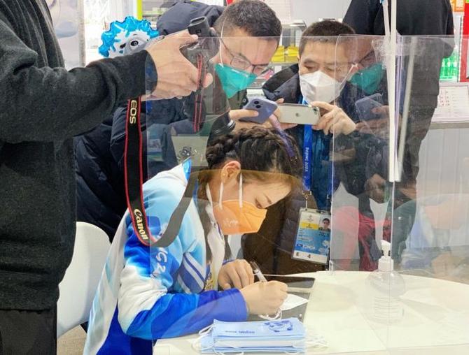 冬奧志愿者手繪“冰墩墩”口罩 外媒贊嘆Magic