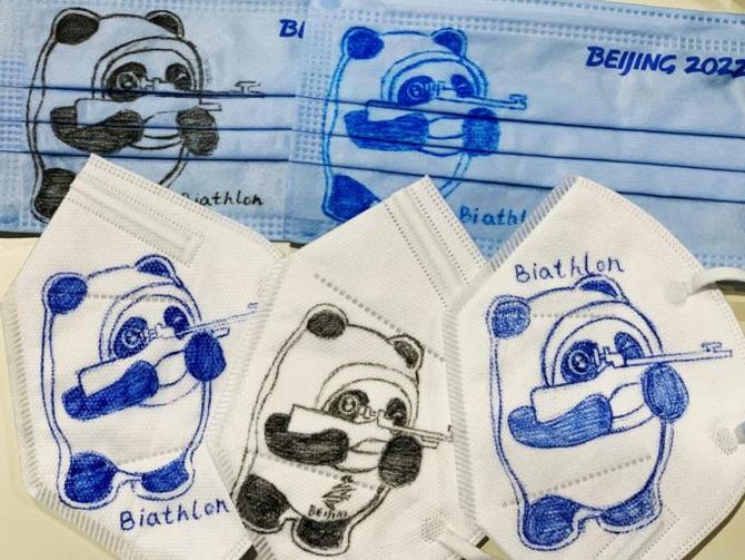 冬奧志愿者手繪“冰墩墩”口罩 外媒贊嘆Magic