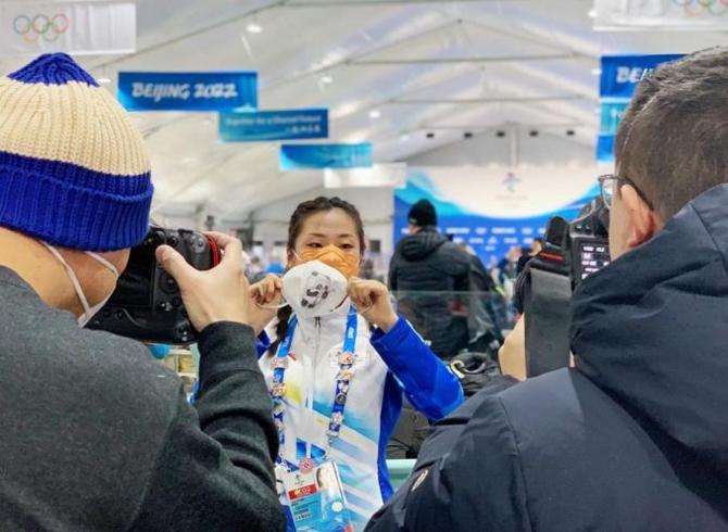 冬奧志愿者手繪“冰墩墩”口罩 外媒贊嘆Magic