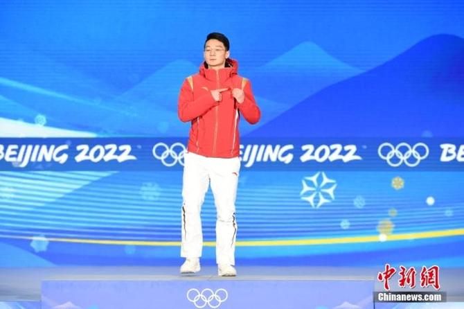2月8日晚，短道速滑男子1000米頒獎(jiǎng)儀式在北京頒獎(jiǎng)廣場(chǎng)舉行。圖為冠軍中國(guó)選手任子威在頒獎(jiǎng)儀式上。 中新社記者 李駿 攝