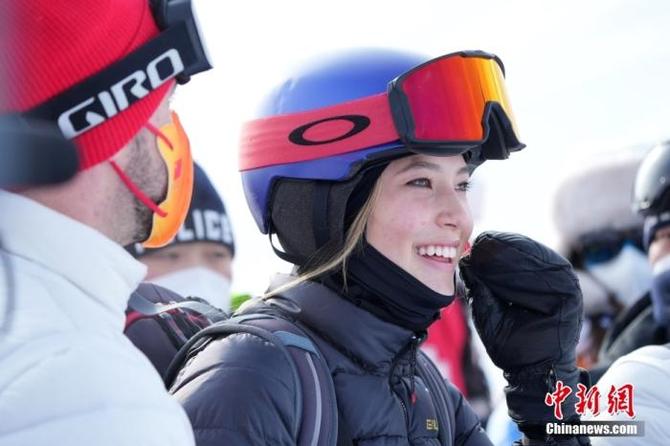 2月10日，北京2022年冬奧會(huì)單板滑雪女子U型場(chǎng)地技巧決賽在張家口云頂滑雪公園舉行，中國(guó)著名滑雪選手谷愛(ài)凌在賽場(chǎng)觀賽，為選手們加油。 中新社記者 毛建軍 攝