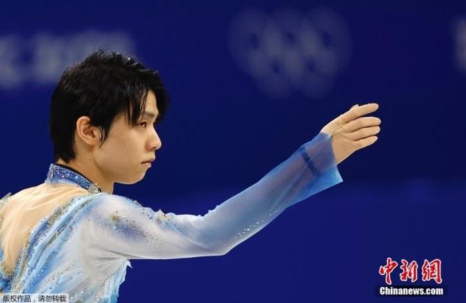 本屆冬奧男單花滑頂流、日本花滑選手羽生結(jié)弦曾經(jīng)的比賽服有過(guò)鑲嵌了近3000顆寶石。圖為2022年2月8日，日本選手羽生結(jié)弦參加男子單滑短節(jié)目。