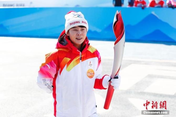 2月2日，北京冬奧會(huì)火炬在北京冬奧公園傳遞。圖為第一棒火炬手王濛展示火炬。 中新社記者 趙雋 攝