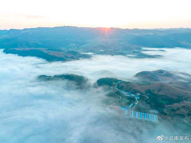 絕美云海就在紅河瀘西 人民日?qǐng)?bào)客戶端云南頻道（王正鵬 攝）