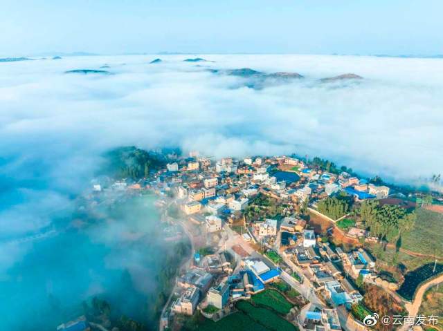 絕美云海就在紅河瀘西 人民日?qǐng)?bào)客戶端云南頻道（王正鵬 攝）