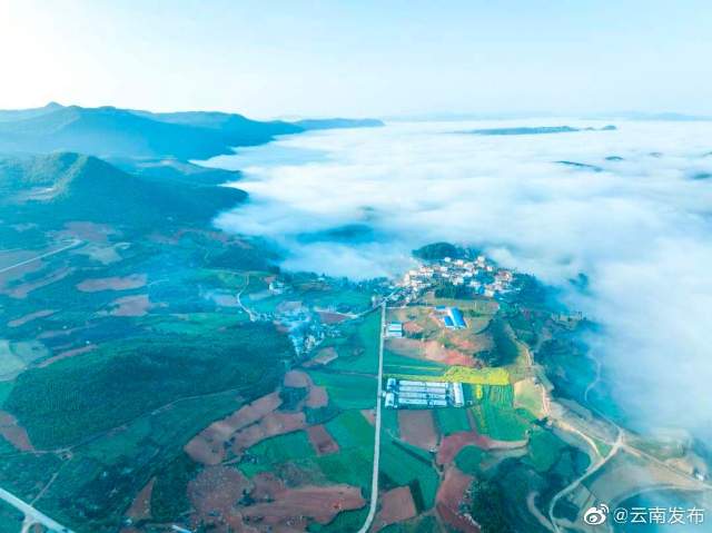 絕美云海就在紅河瀘西 人民日?qǐng)?bào)客戶端云南頻道（王正鵬 攝）