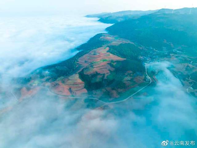 絕美云海就在紅河瀘西 人民日?qǐng)?bào)客戶端云南頻道（王正鵬 攝）