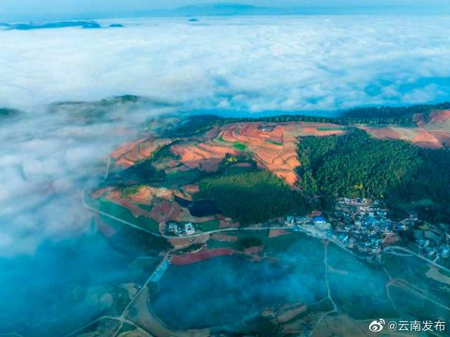 絕美云海就在紅河瀘西 人民日?qǐng)?bào)客戶端云南頻道（王正鵬 攝）