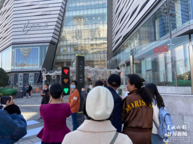 情人節(jié)氛圍拉滿！昆明也有“愛心紅綠燈”啦，打卡不？（開屏新聞?dòng)浾?馬藝寧 實(shí)習(xí)生 楊宇婷 攝）