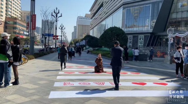 情人節(jié)氛圍拉滿！昆明也有“愛心紅綠燈”啦，打卡不？（開屏新聞?dòng)浾?馬藝寧 實(shí)習(xí)生 楊宇婷 攝）