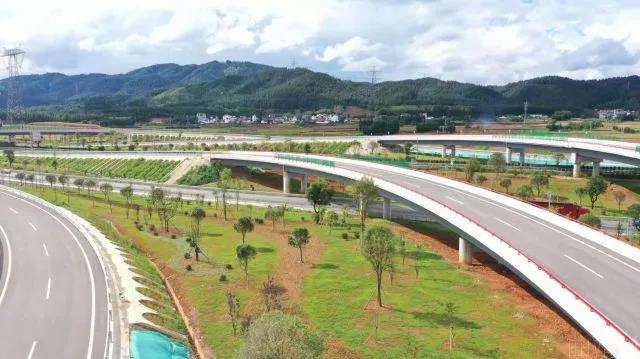 云南東部出海最近通道！云南又一條高速公路通車3.jpg
