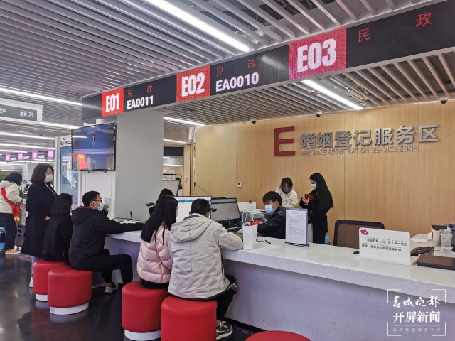 今天我們結(jié)婚啦～余生請多指教！（閔楠 攝）