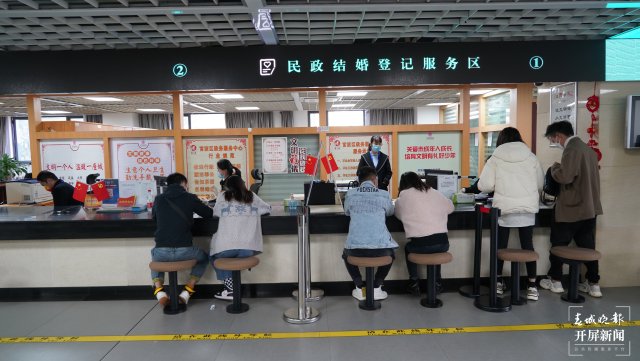 官渡區(qū)77對新人登記結(jié)婚 相對往年并不算多（羅宗偉 攝）