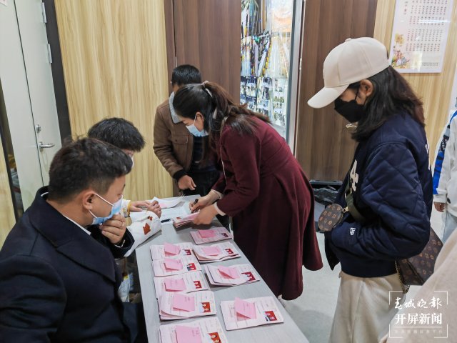 今天我們結(jié)婚啦～余生請多指教?。ㄊY瓊波 攝）