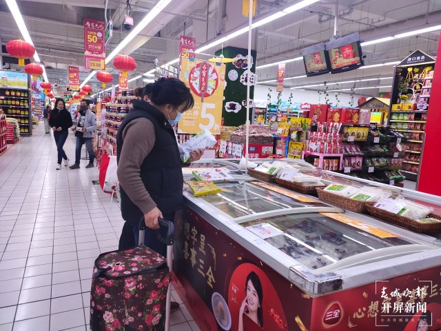 開屏觀察 | 堅果湯圓、老虎湯圓......元宵節(jié)湯圓熱銷，新式和傳統(tǒng)你更愛哪款？（開屏記者朱婉琪和孫江葒攝）