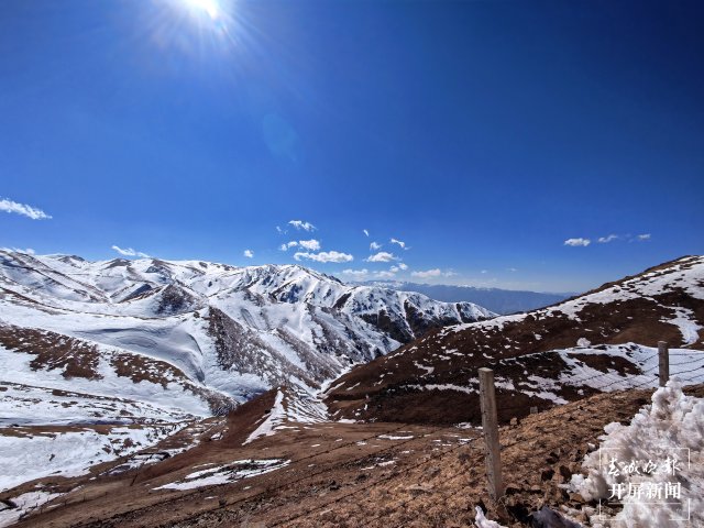 冬奧刮起冰雪運動風！3萬余人打卡云南會澤大海草山滑雪場（蔣瓊波 攝）