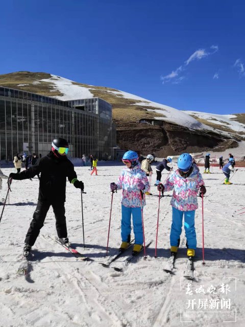 冬奧刮起冰雪運動風！3萬余人打卡云南會澤大海草山滑雪場（蔣瓊波 攝）
