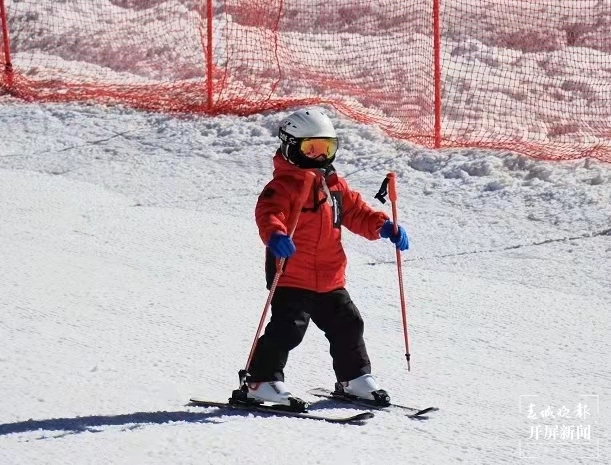 冬奧刮起冰雪運動風！3萬余人打卡云南會澤大海草山滑雪場（蔣瓊波 攝）