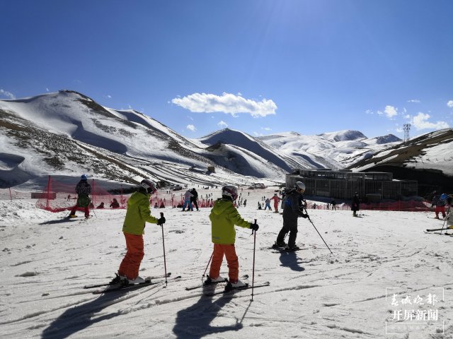 冬奧刮起冰雪運動風！3萬余人打卡云南會澤大海草山滑雪場（蔣瓊波 攝）